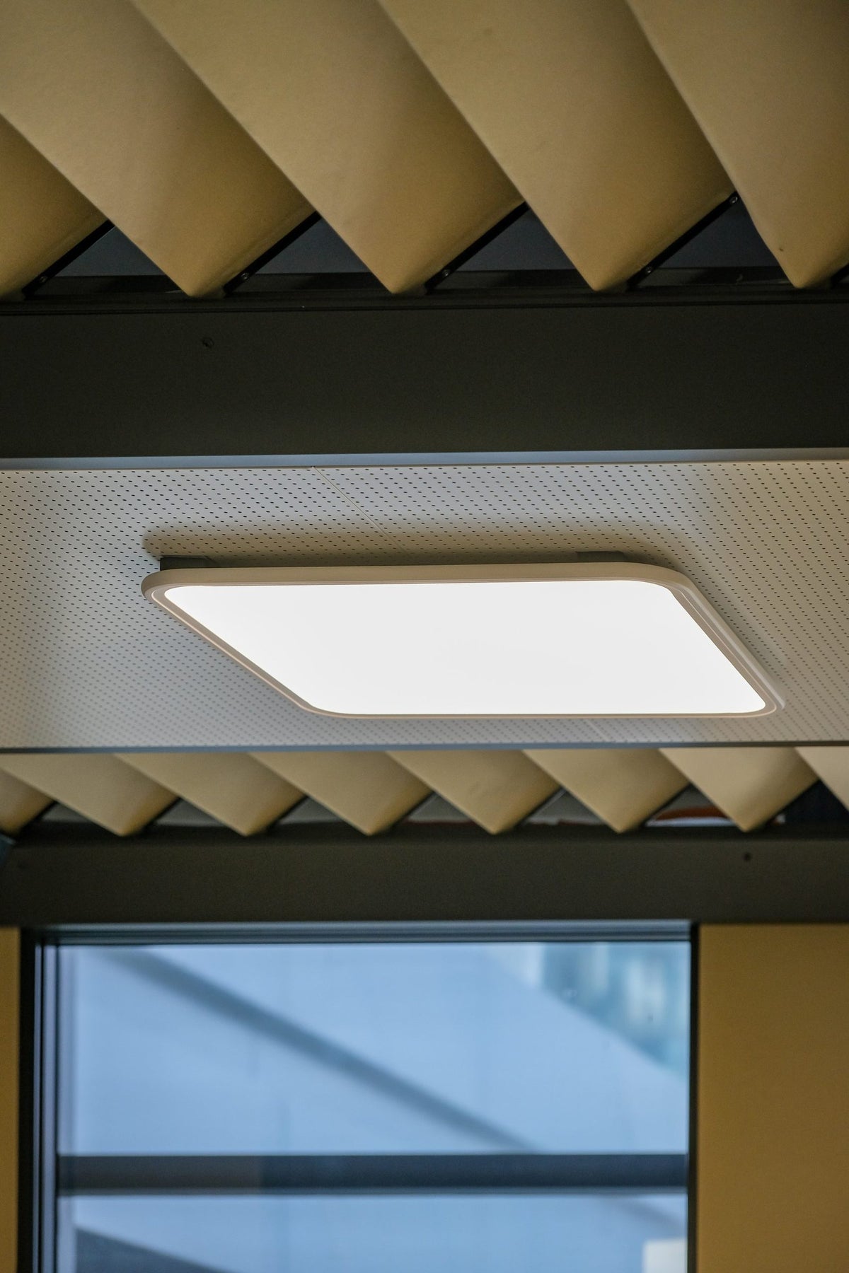 CoreRoom, strop: LED-svetilka in akustične lamele