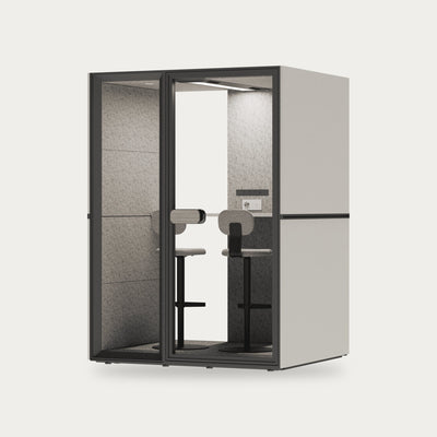 CorePod Cube Duo, akustična kabina, zunanjost bela, z barskimi stoli